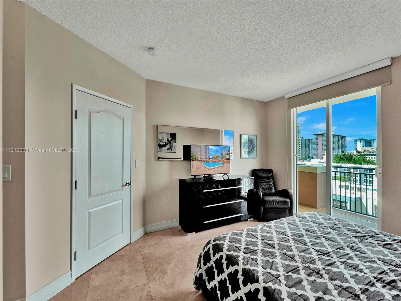 17555 Atlantic Blvd # 806, Sunny Isles Beach FL 33160 — 18