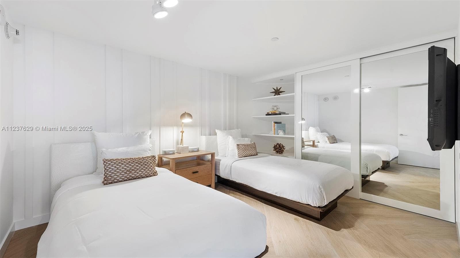 2201 Collins Ave # 804, Miami Beach FL 33139 — 31