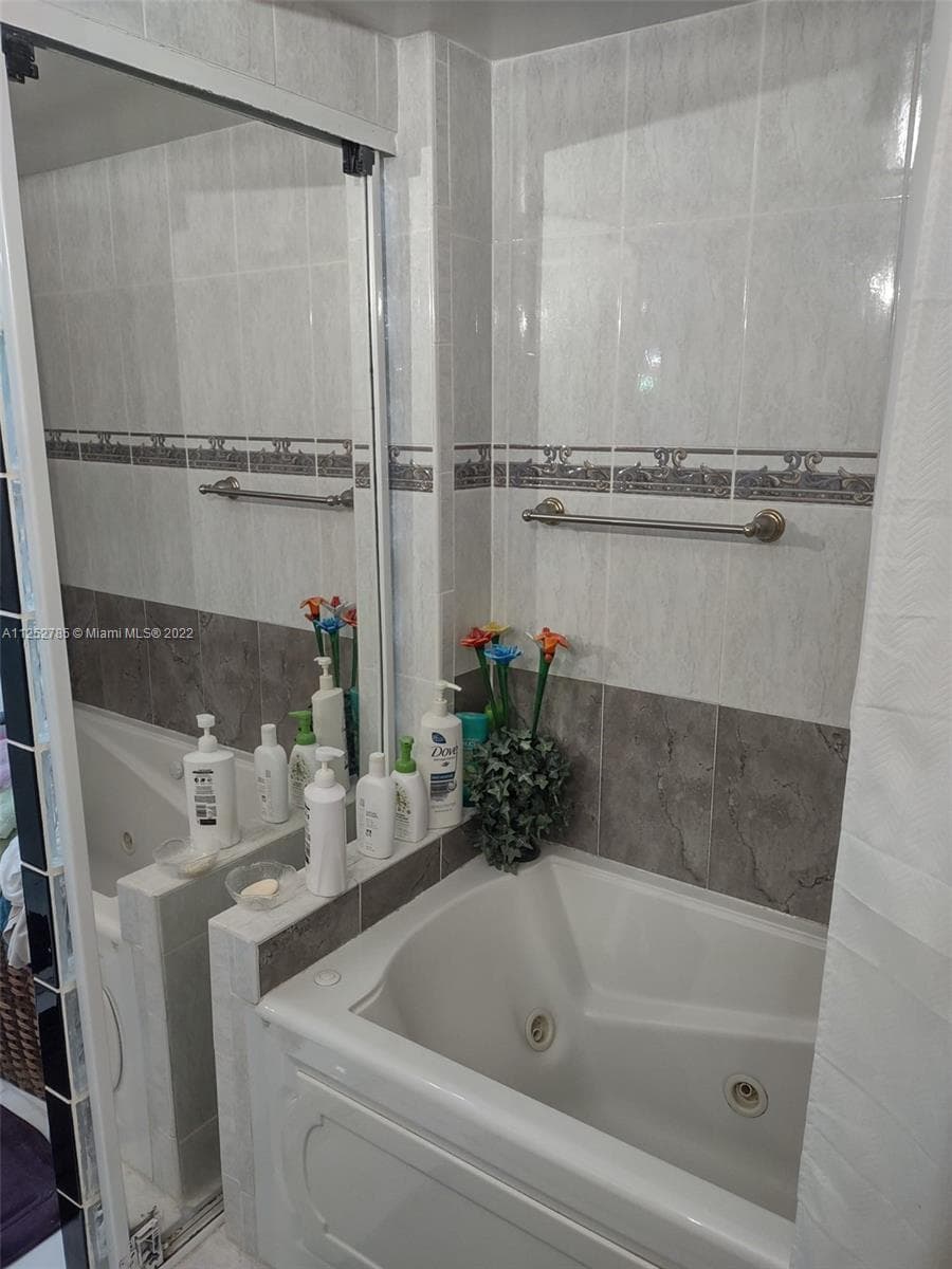 4747 Collins Ave # 107, Miami Beach FL 33140 — 11