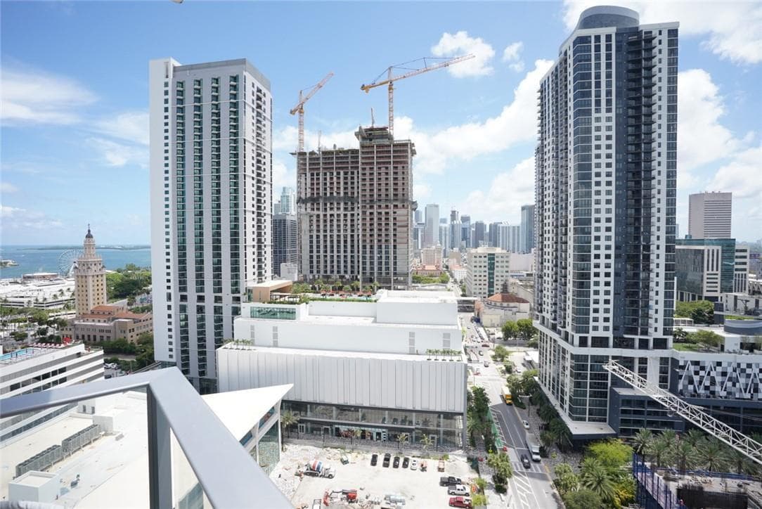 851 NE 1st Avenue # 1912, Miami FL 33132 — 25