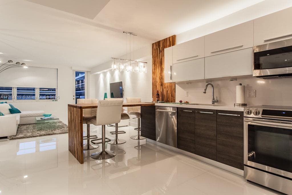 100 Lincoln Rd # 943, Miami Beach FL 33139 — 9