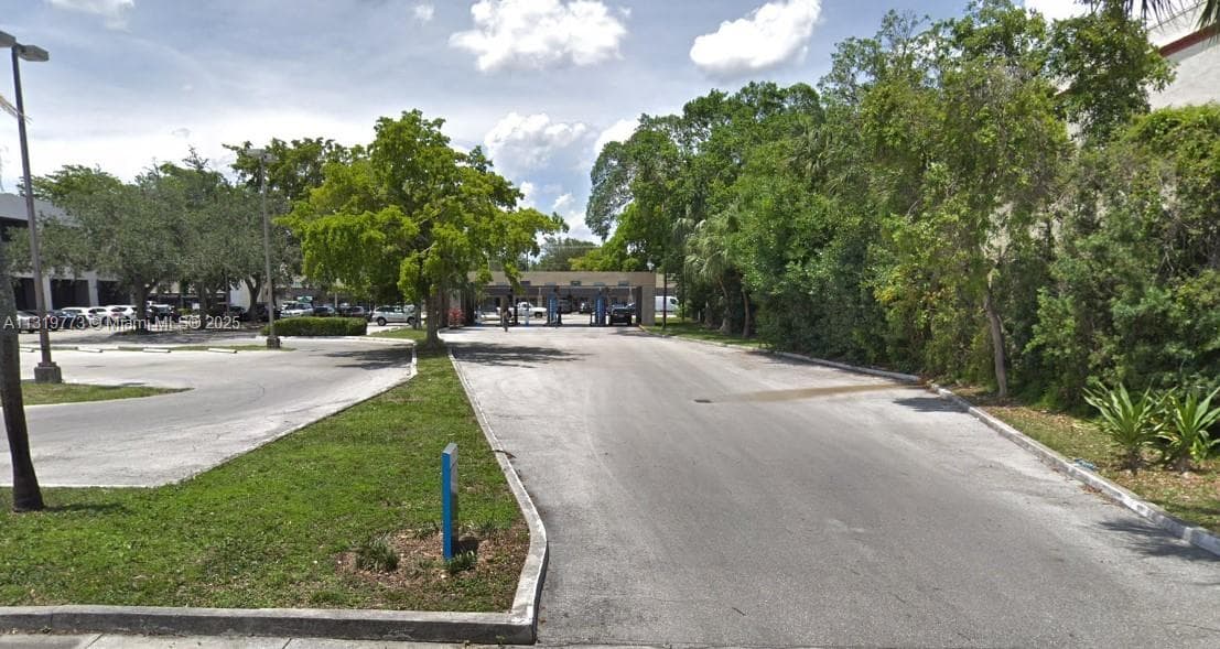 900 NE 125th St, North Miami FL 33161 — 3