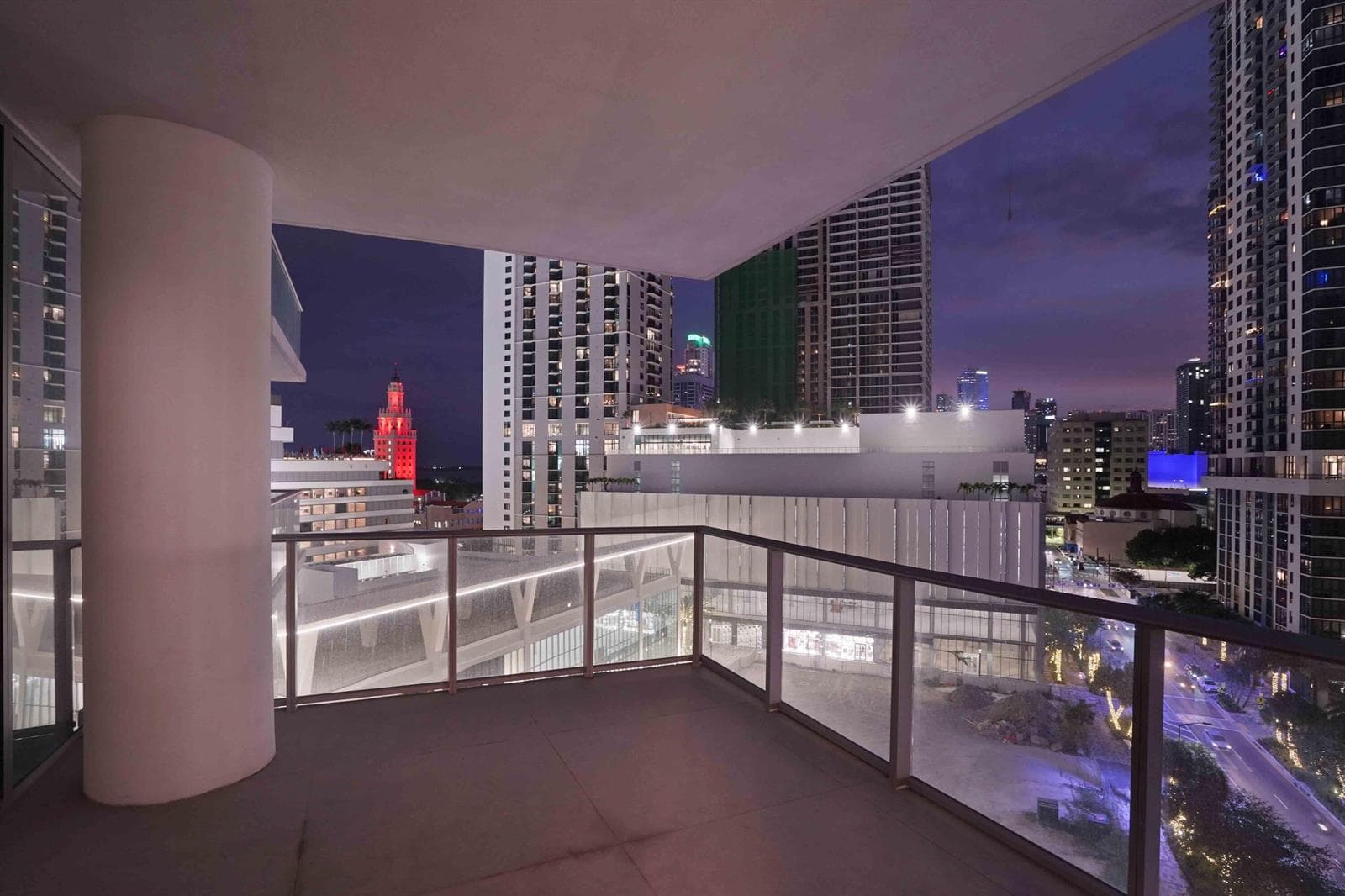851 NE 1st Avenue # 812, Miami FL 33132 — 82