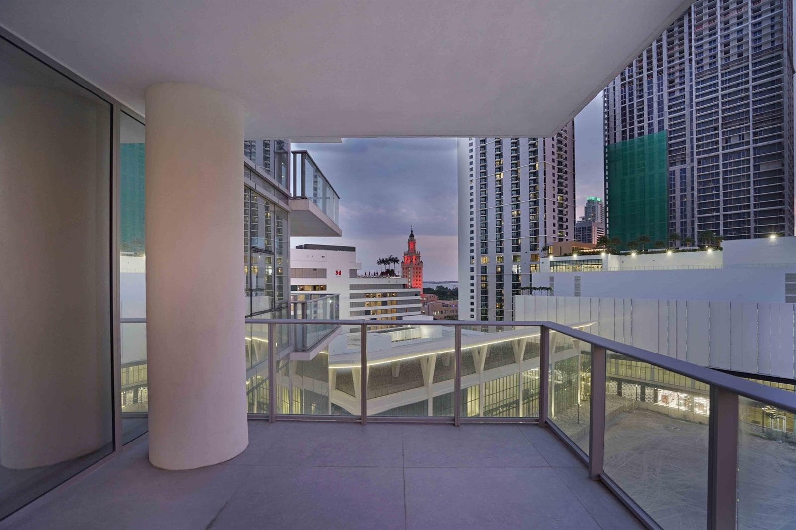851 NE 1st Avenue # 812, Miami FL 33132 — 83