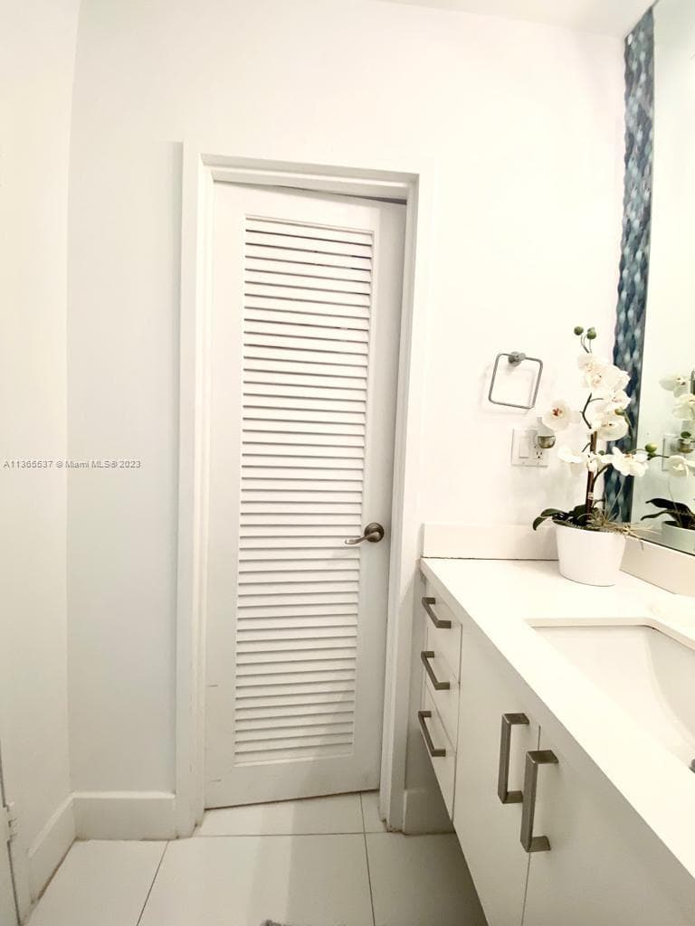 100 Lincoln Rd # 906, Miami Beach FL 33139 — 7