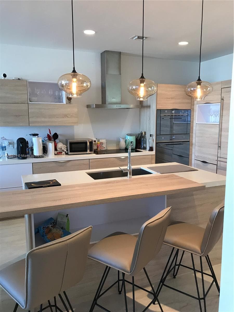 16385 Biscayne Blvd # 7, North Miami Beach FL 33160 — 6