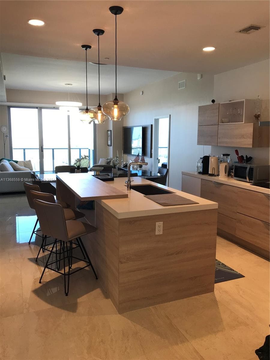16385 Biscayne Blvd # 7, North Miami Beach FL 33160 — 17