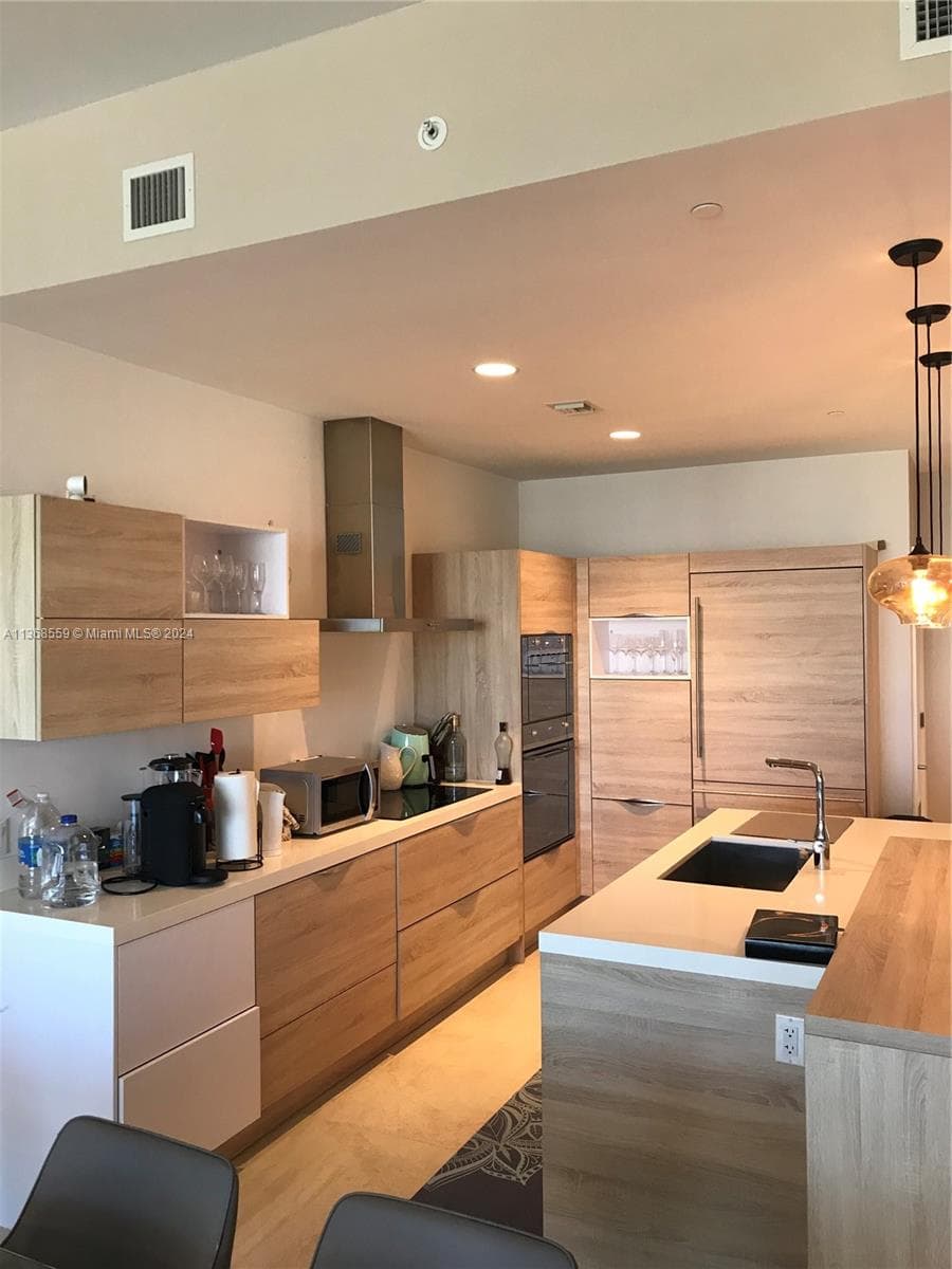 16385 Biscayne Blvd # 7, North Miami Beach FL 33160 — 15