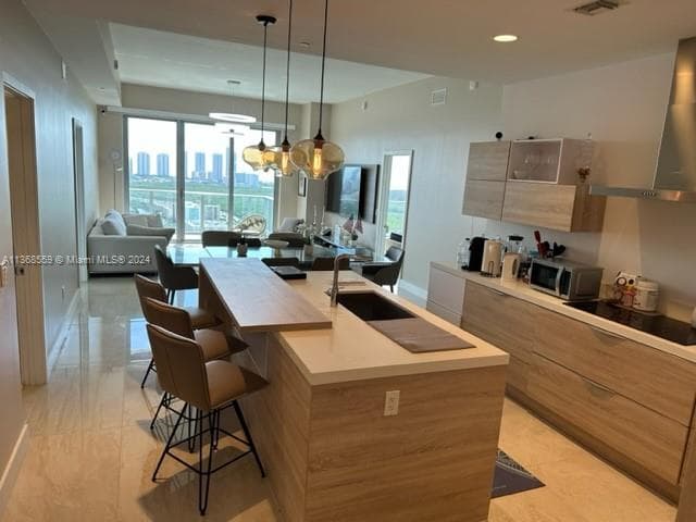 16385 Biscayne Blvd # 7, North Miami Beach FL 33160 — 31