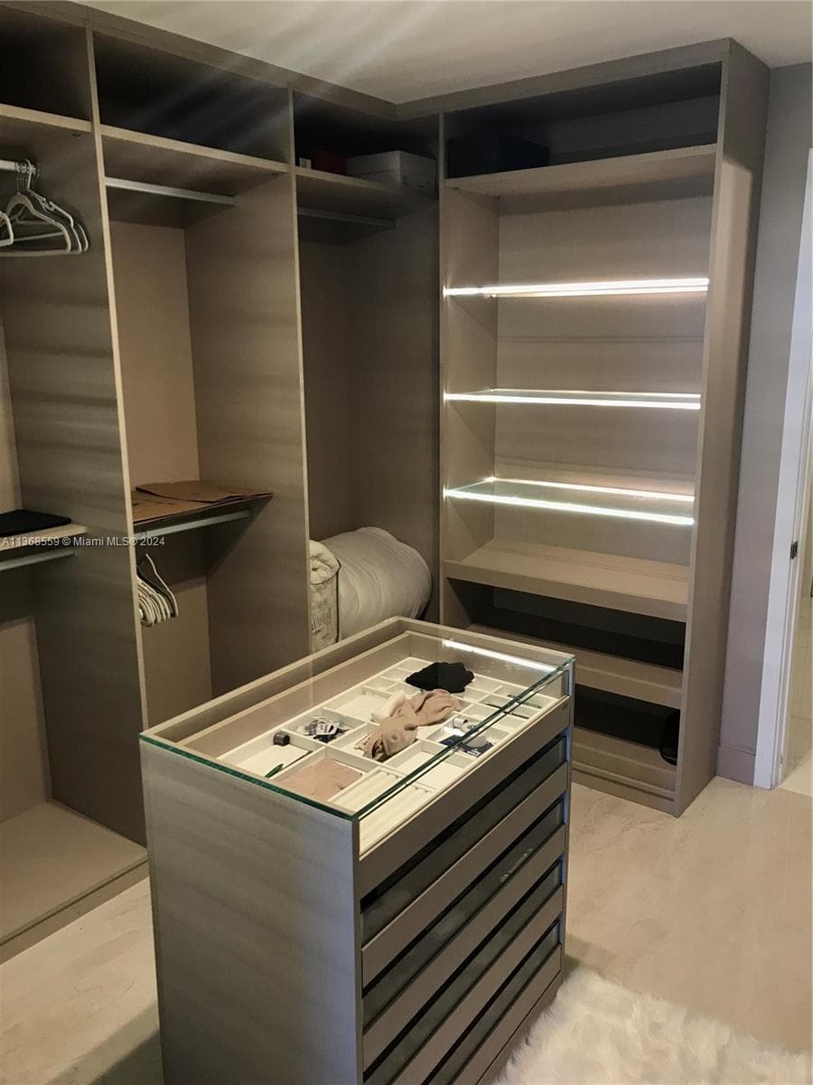 16385 Biscayne Blvd # 7, North Miami Beach FL 33160 — 8
