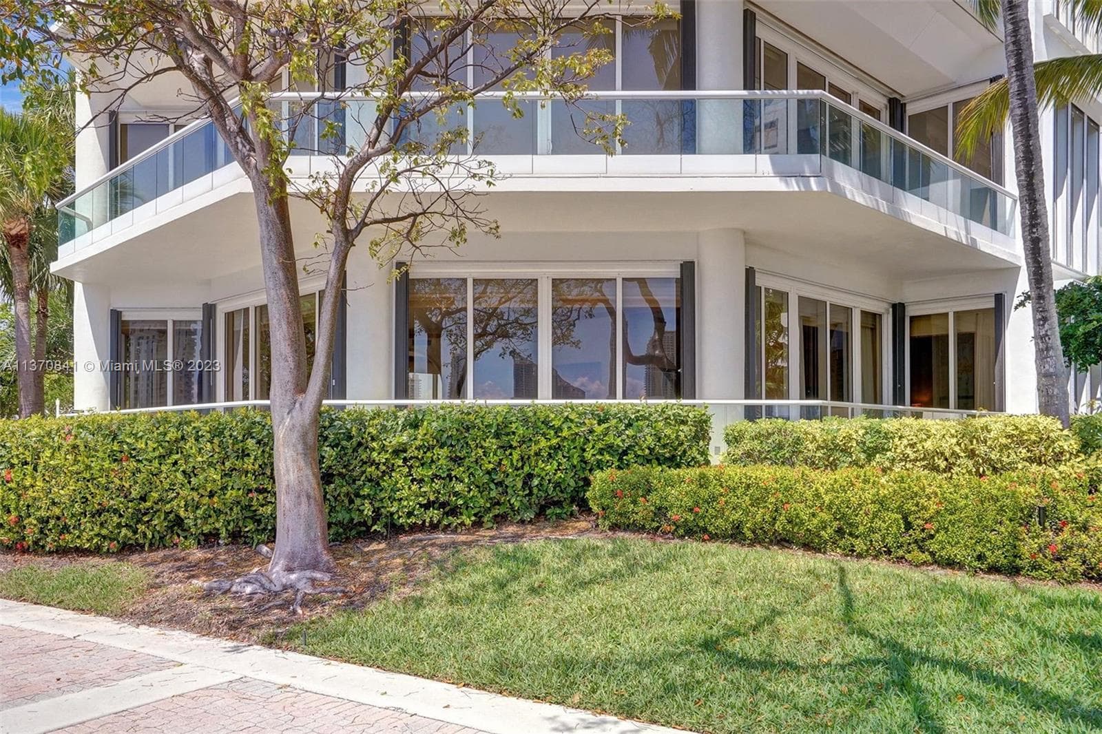 2600 Island Blvd # 101, Aventura FL 33160 — 33