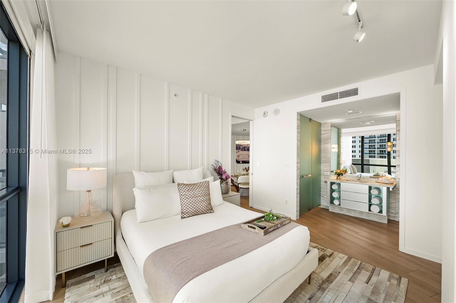 2201 Collins Ave # 811, Miami Beach FL 33139 — 24