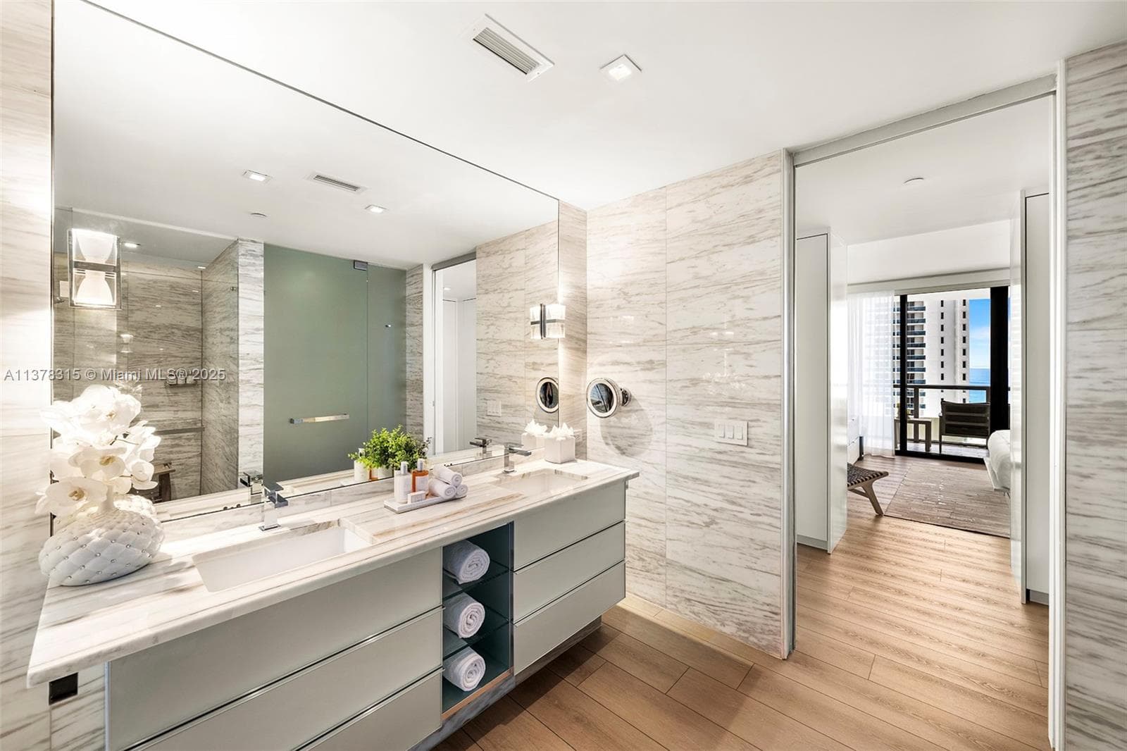 2201 Collins Ave # 811, Miami Beach FL 33139 — 34