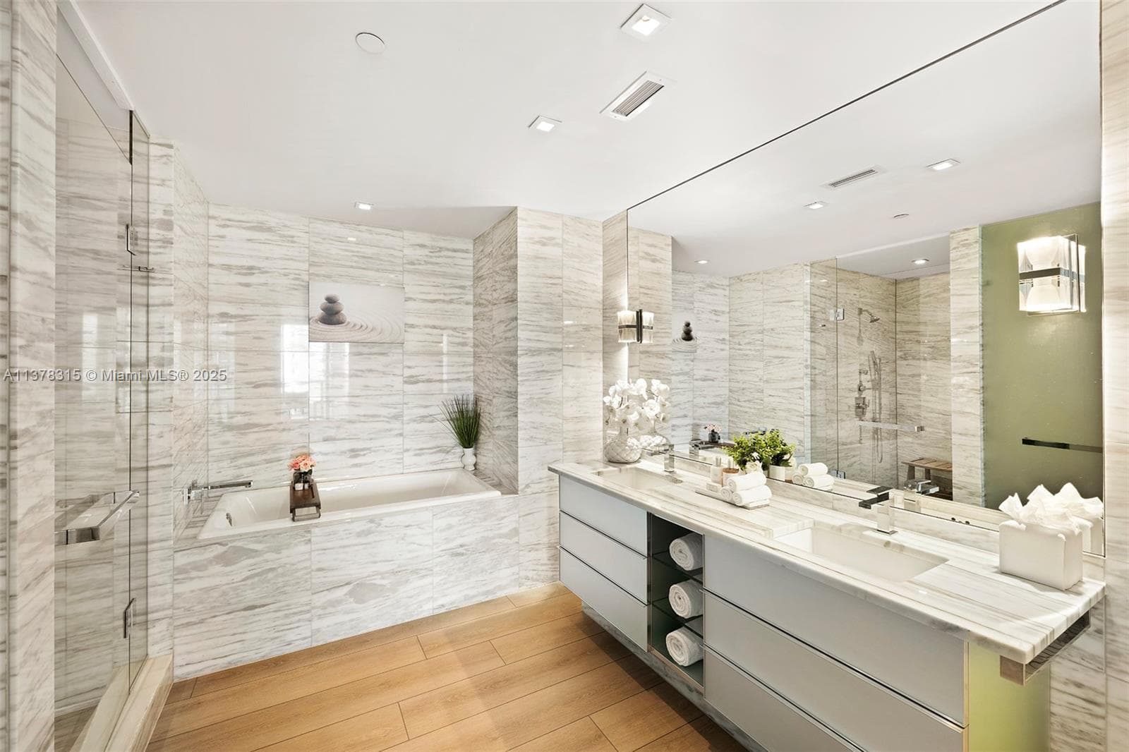 2201 Collins Ave # 811, Miami Beach FL 33139 — 35