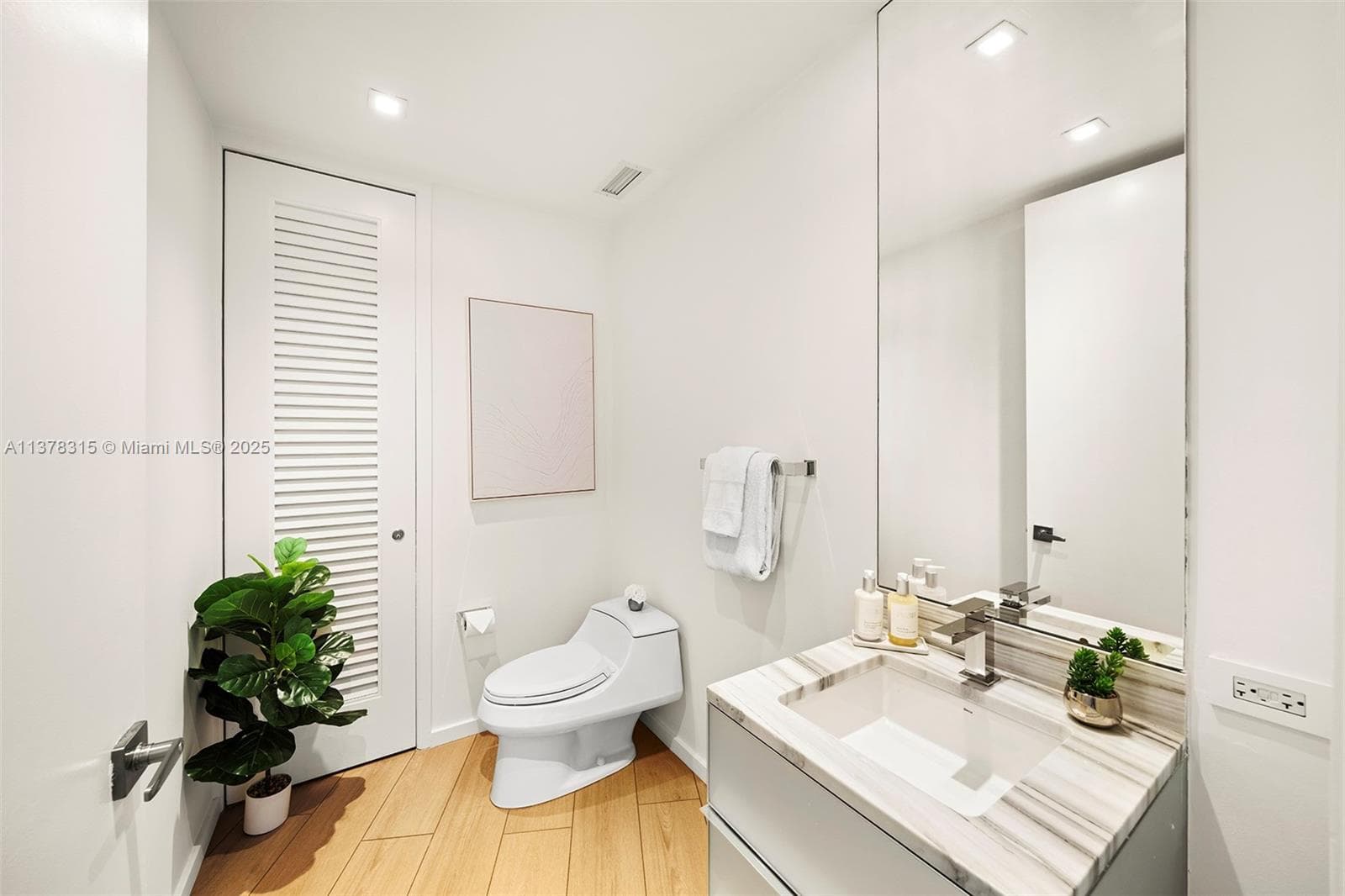2201 Collins Ave # 811, Miami Beach FL 33139 — 39