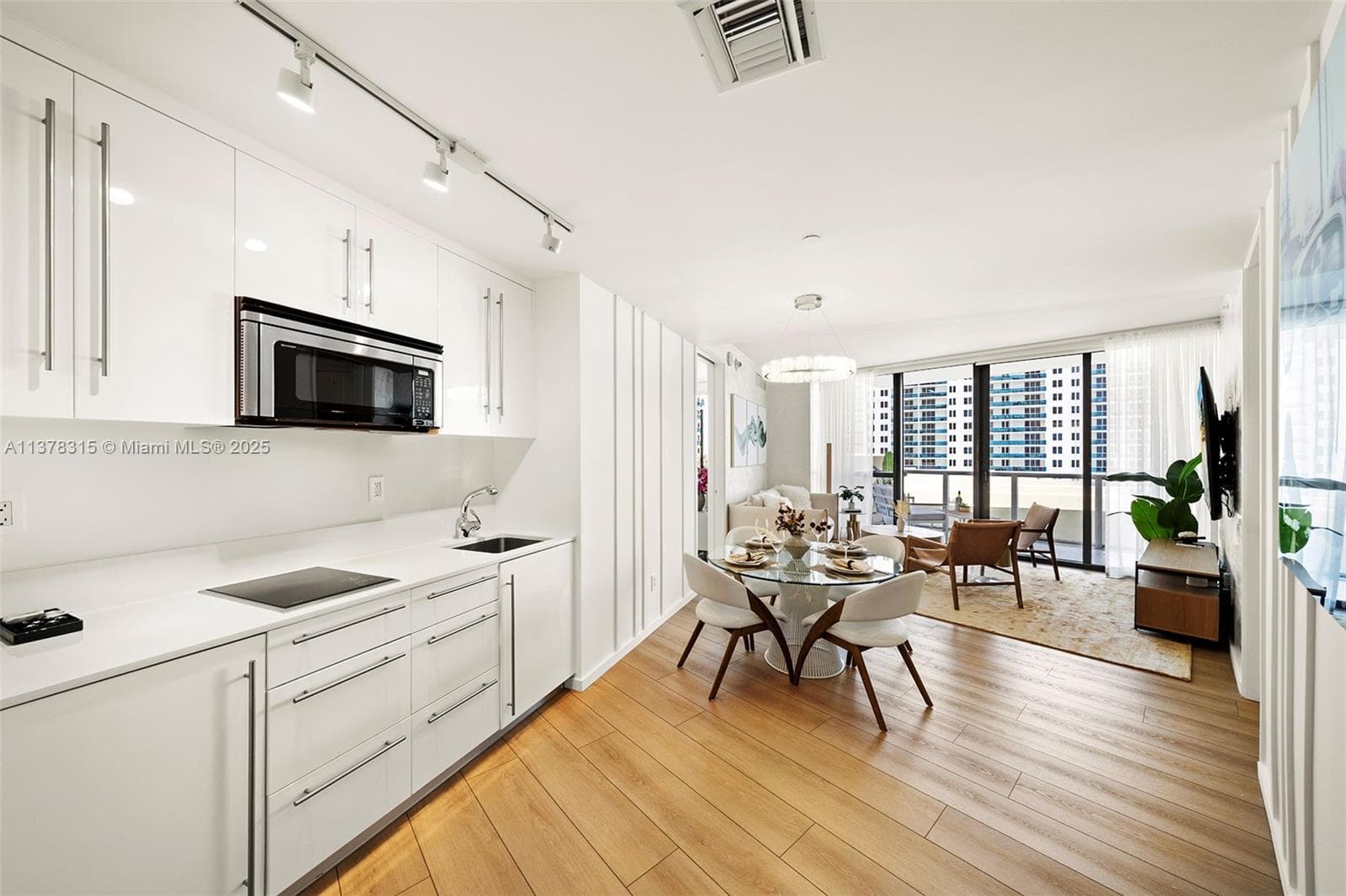 2201 Collins Ave # 811, Miami Beach FL 33139 — 8