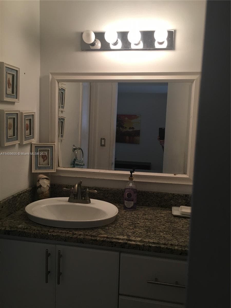 100 Lincoln Rd # 939, Miami Beach FL 33139 — 23