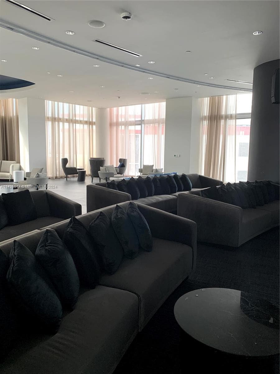 851 NE 1st Ave # 2702, Miami FL 33132 — 42
