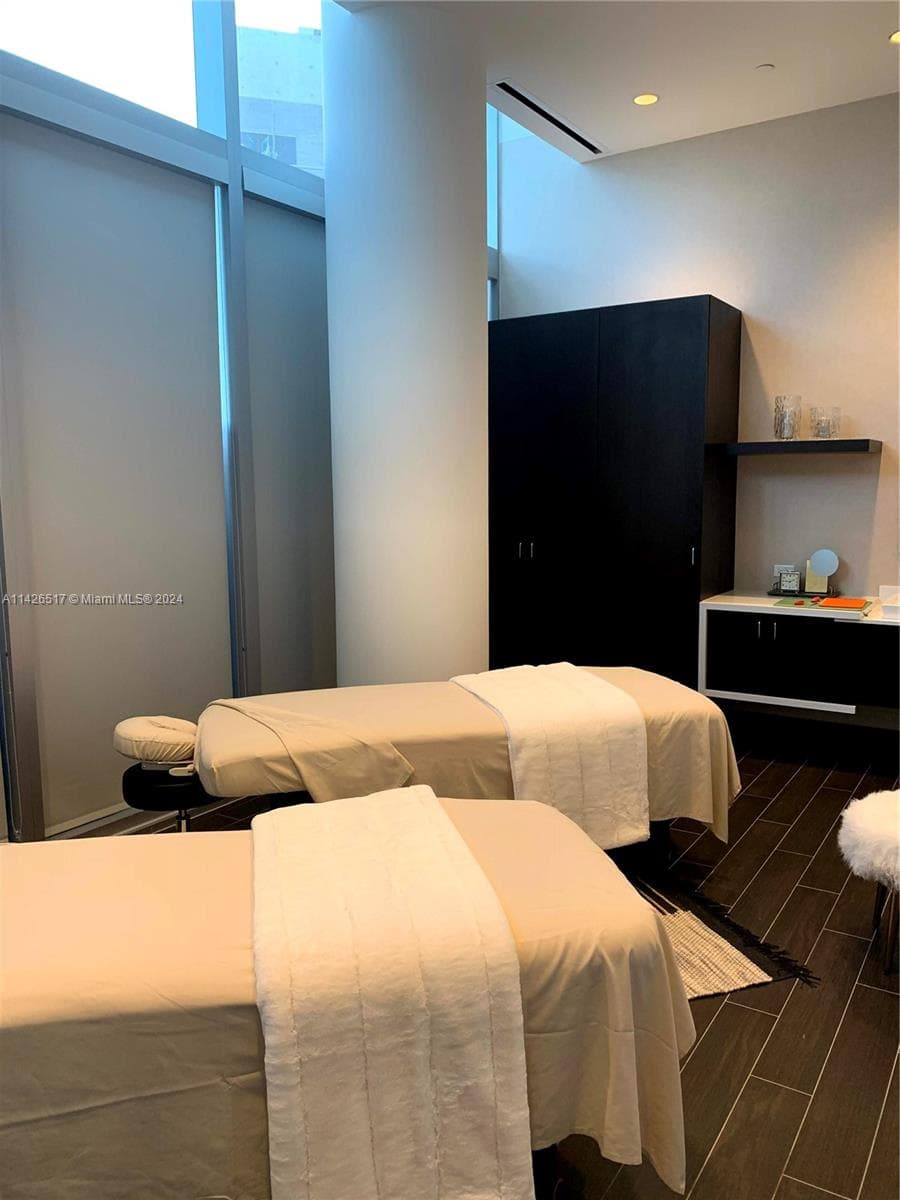 851 NE 1st Ave # 2702, Miami FL 33132 — 32