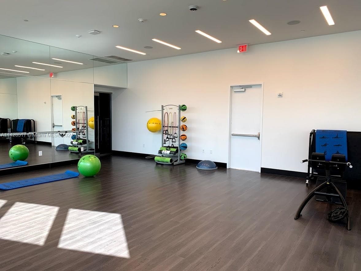 851 NE 1st Ave # 2702, Miami FL 33132 — 24