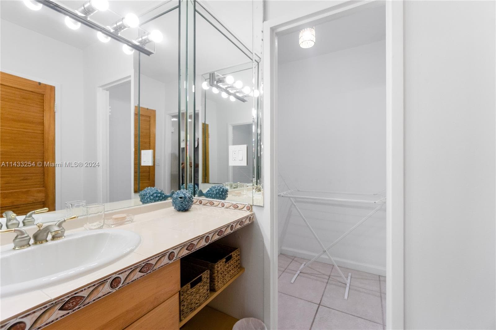 100 Lincoln Rd # 1039, Miami Beach FL 33139 — 17
