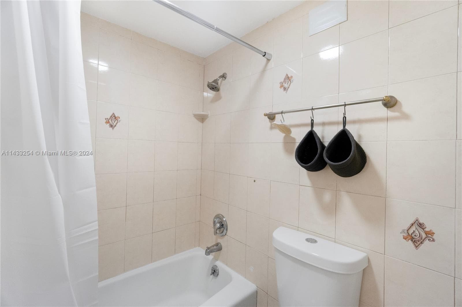 100 Lincoln Rd # 1039, Miami Beach FL 33139 — 18