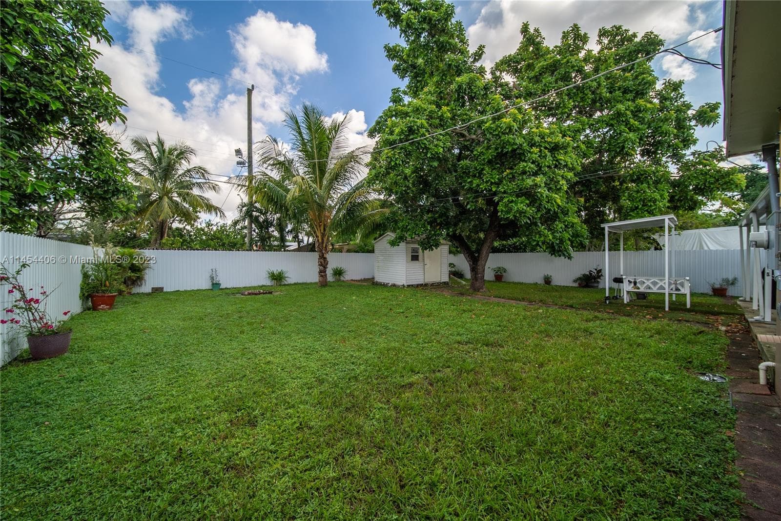 925 E 29th St, Hialeah FL 33013 — 32