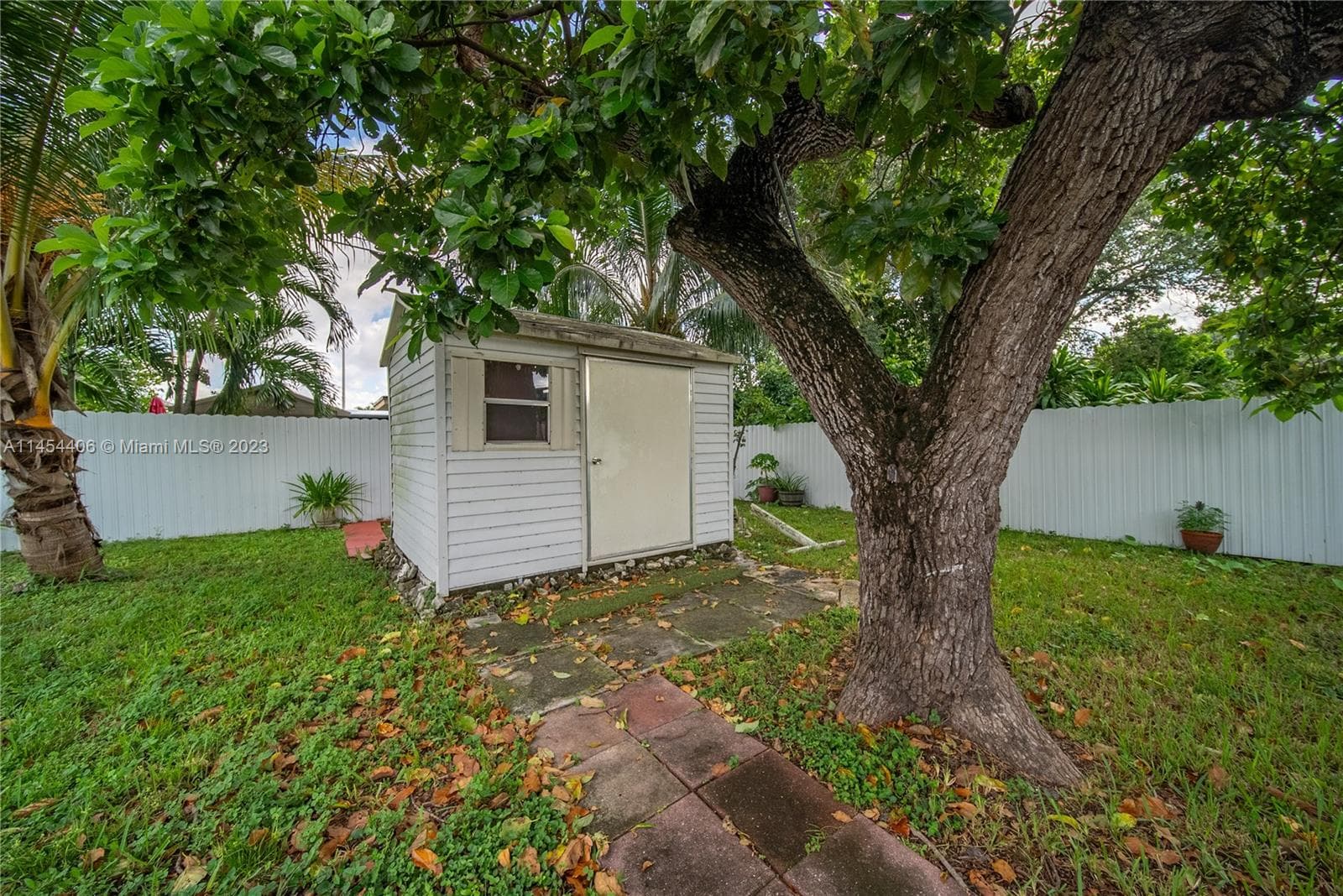 925 E 29th St, Hialeah FL 33013 — 34