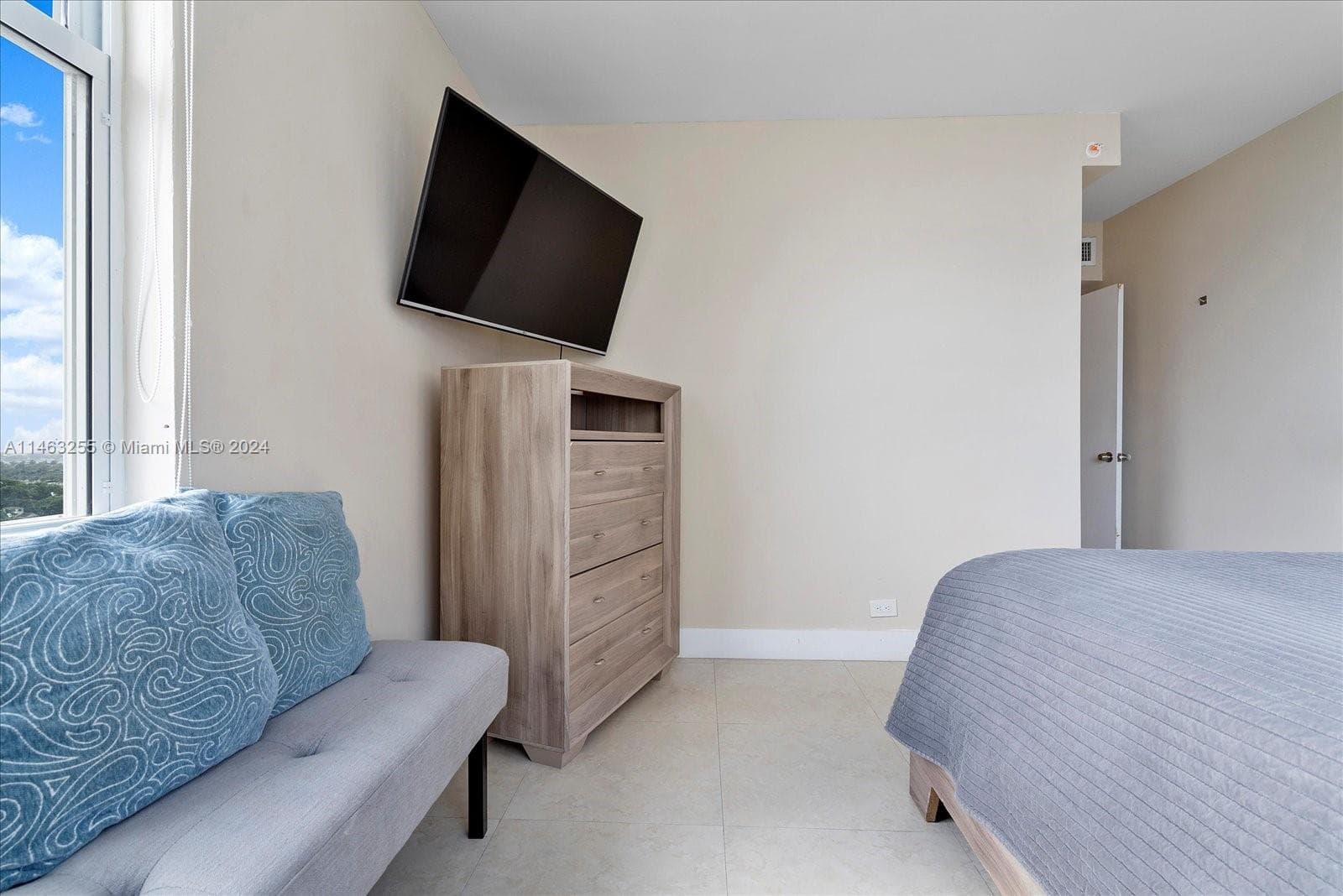 5601 Collins Ave # 1514, Miami Beach FL 33140 — 30