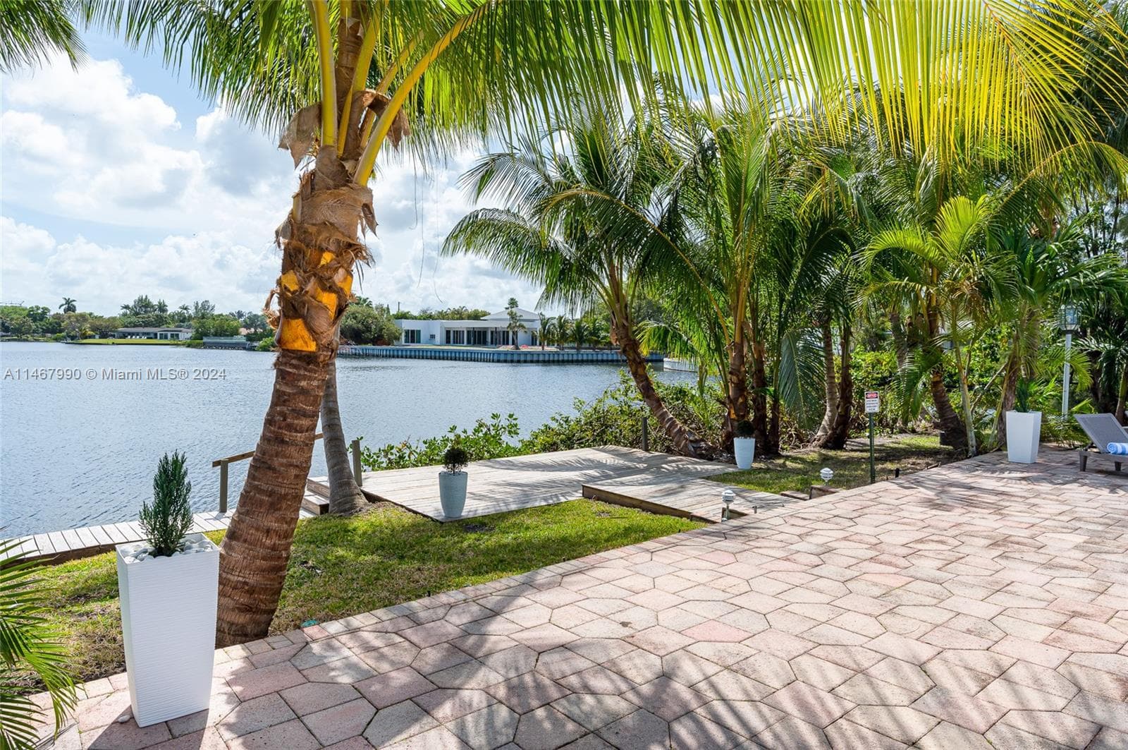 2500 NE 199th St, Miami FL 33180 — 2