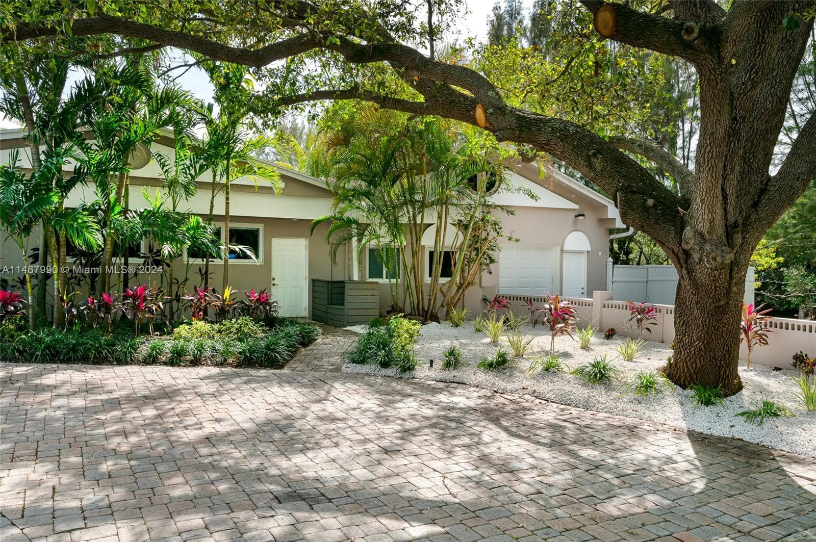 2500 NE 199th St, Miami FL 33180 — 66