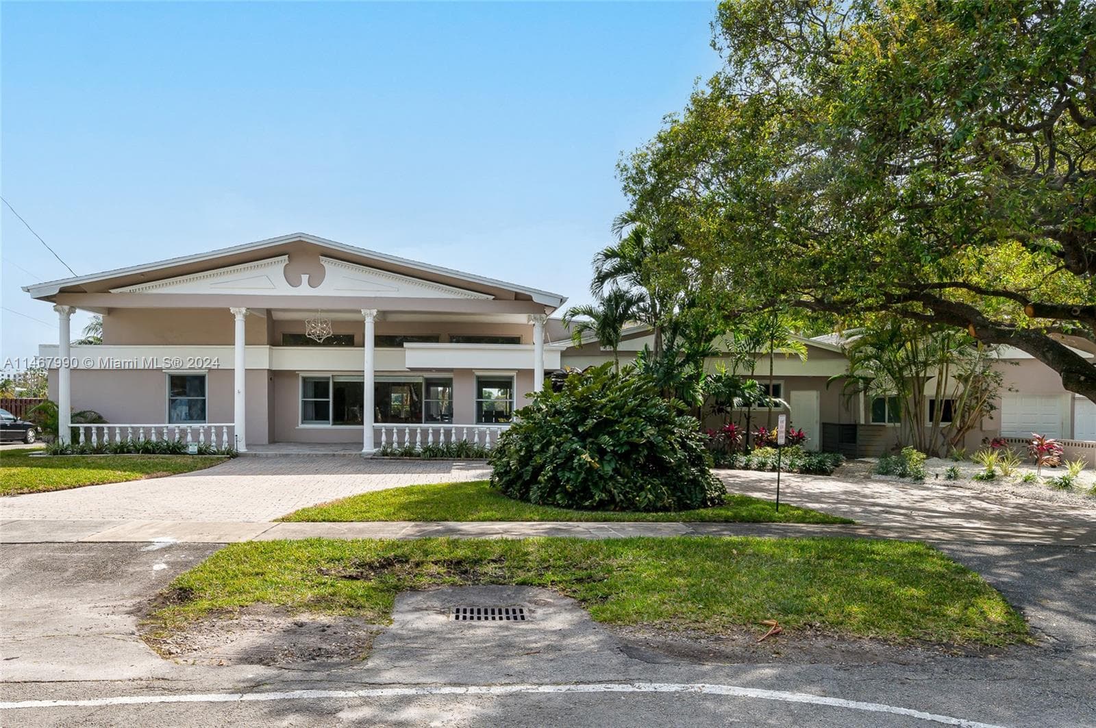 2500 NE 199th St, Miami FL 33180 — 65