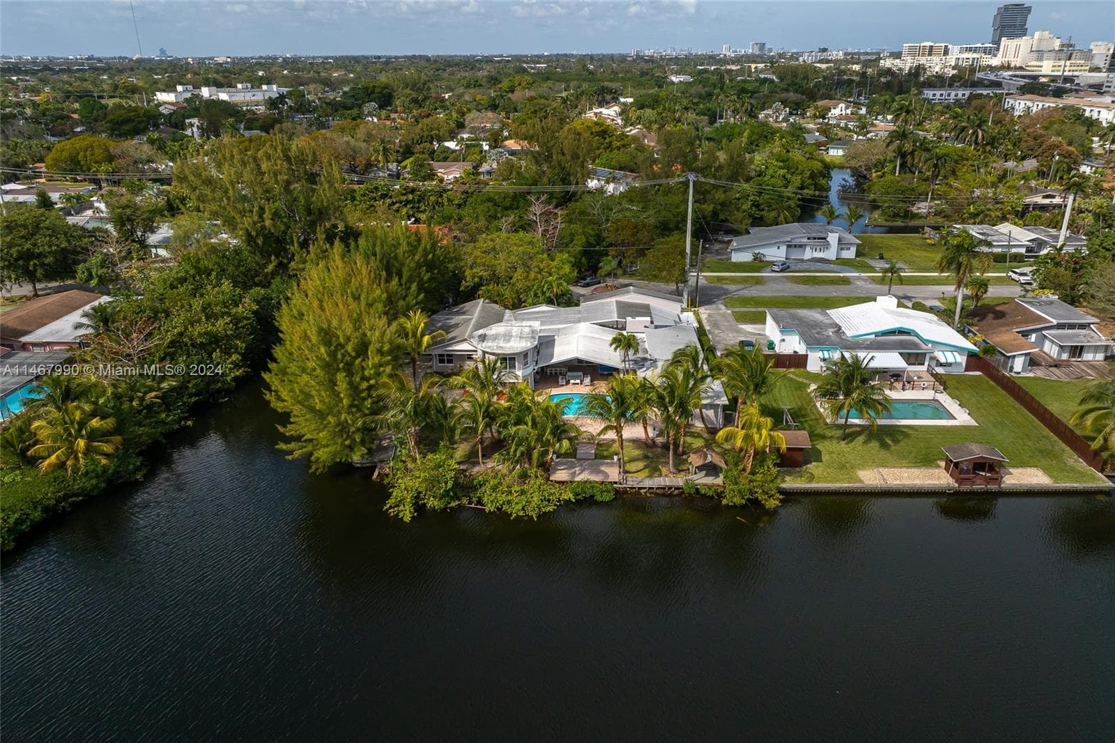 2500 NE 199th St, Miami FL 33180 — 68