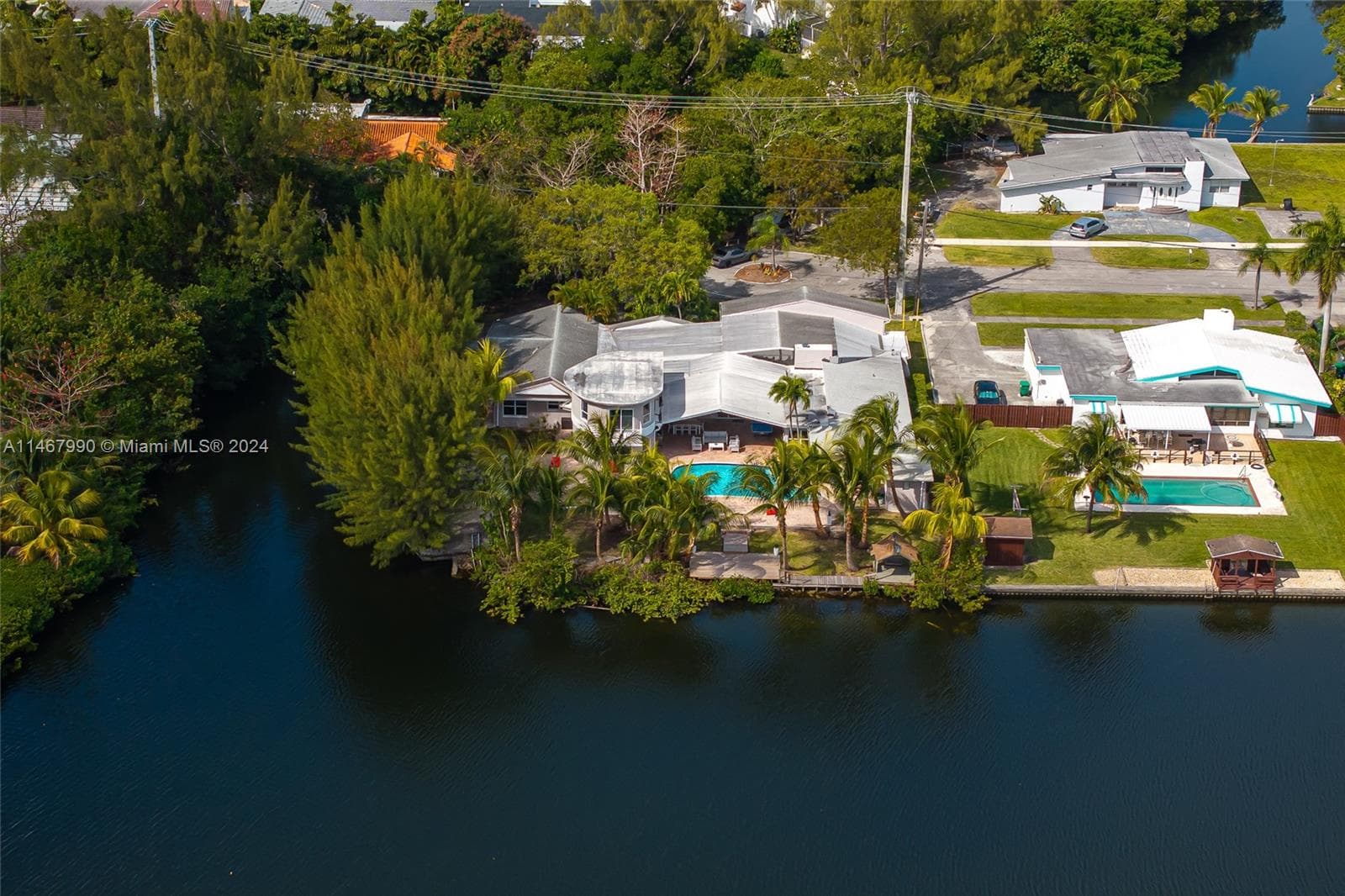 2500 NE 199th St, Miami FL 33180 — 70