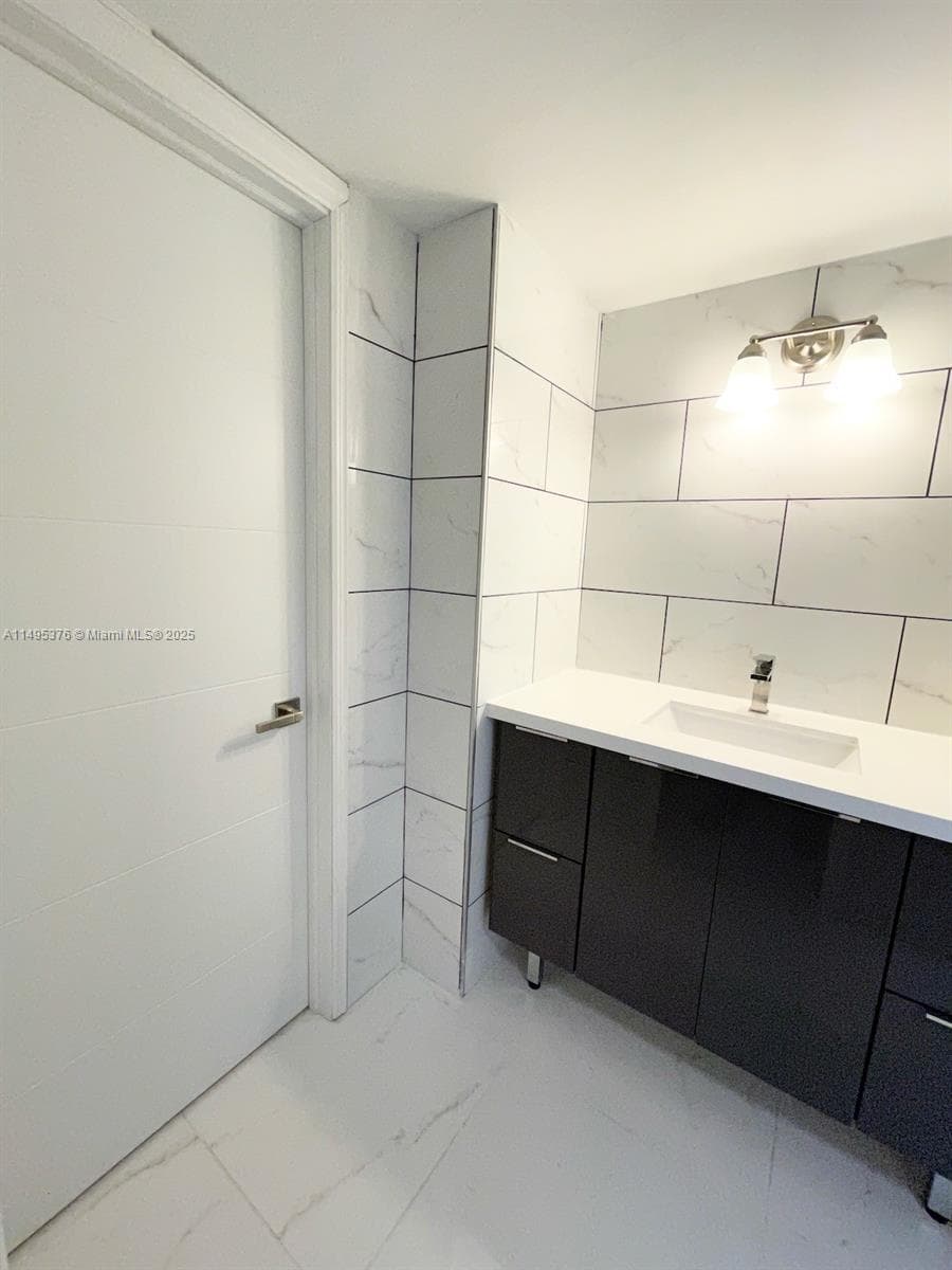 18041 Biscayne Boulv # 502, Aventura FL 33160 — 76