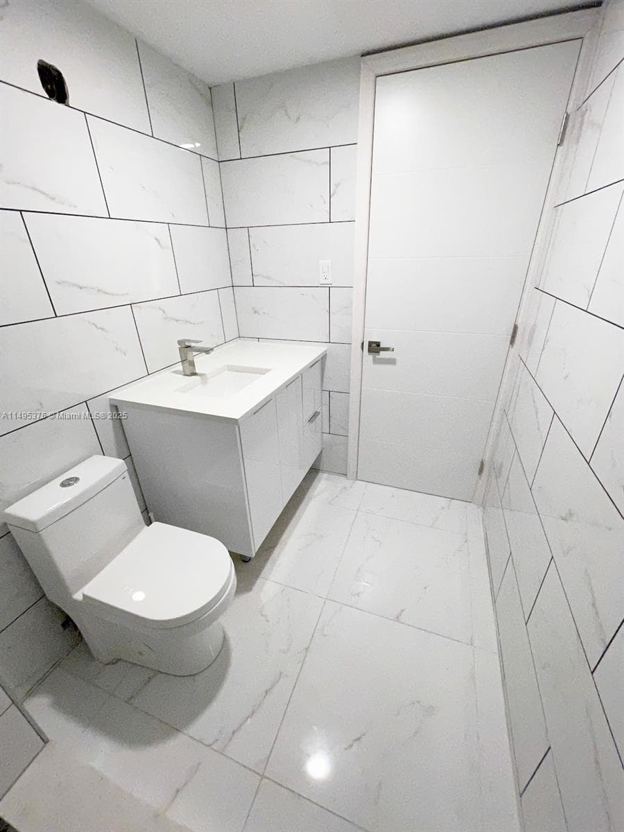 18041 Biscayne Boulv # 502, Aventura FL 33160 — 52