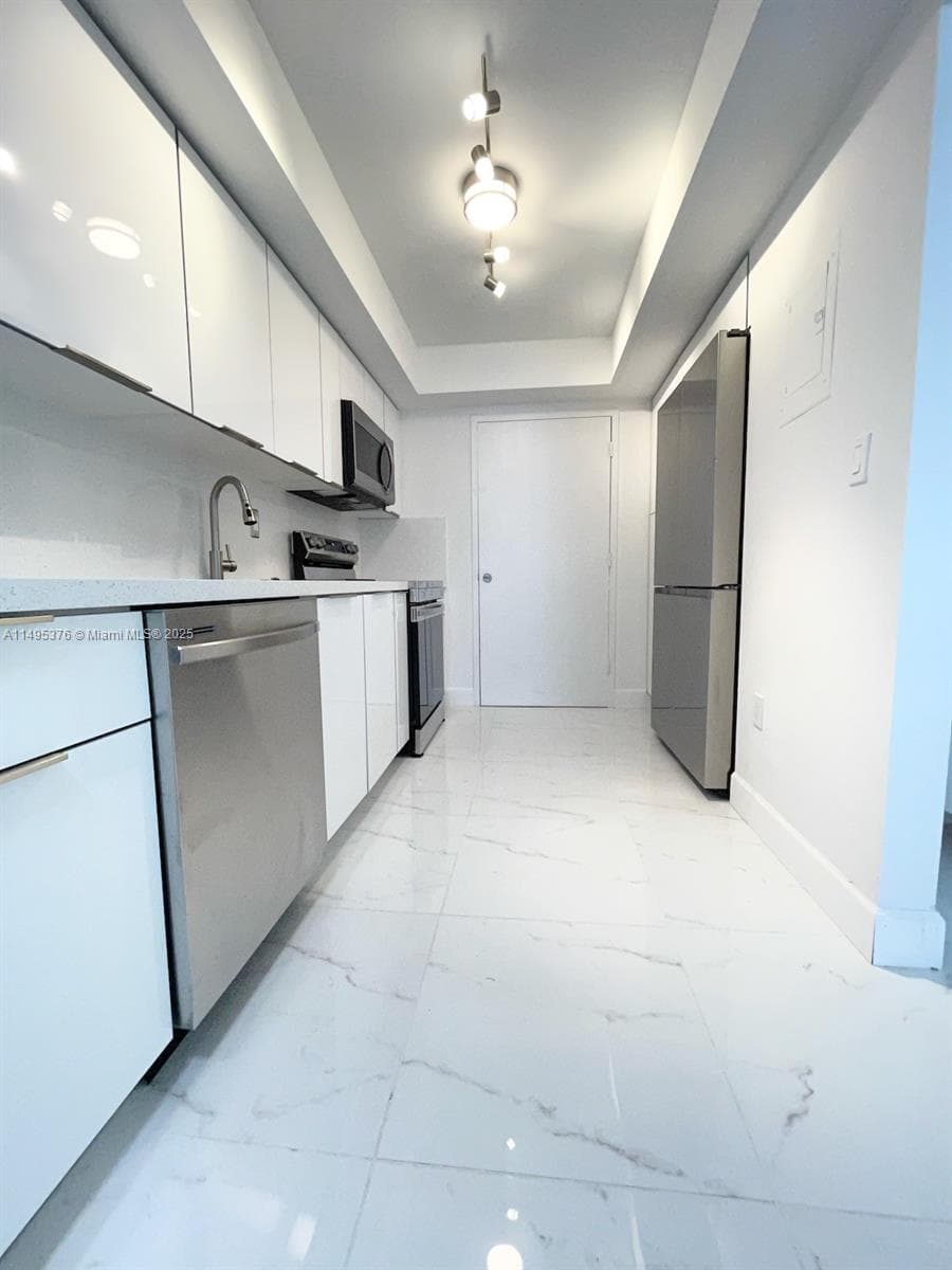 18041 Biscayne Boulv # 502, Aventura FL 33160 — 17
