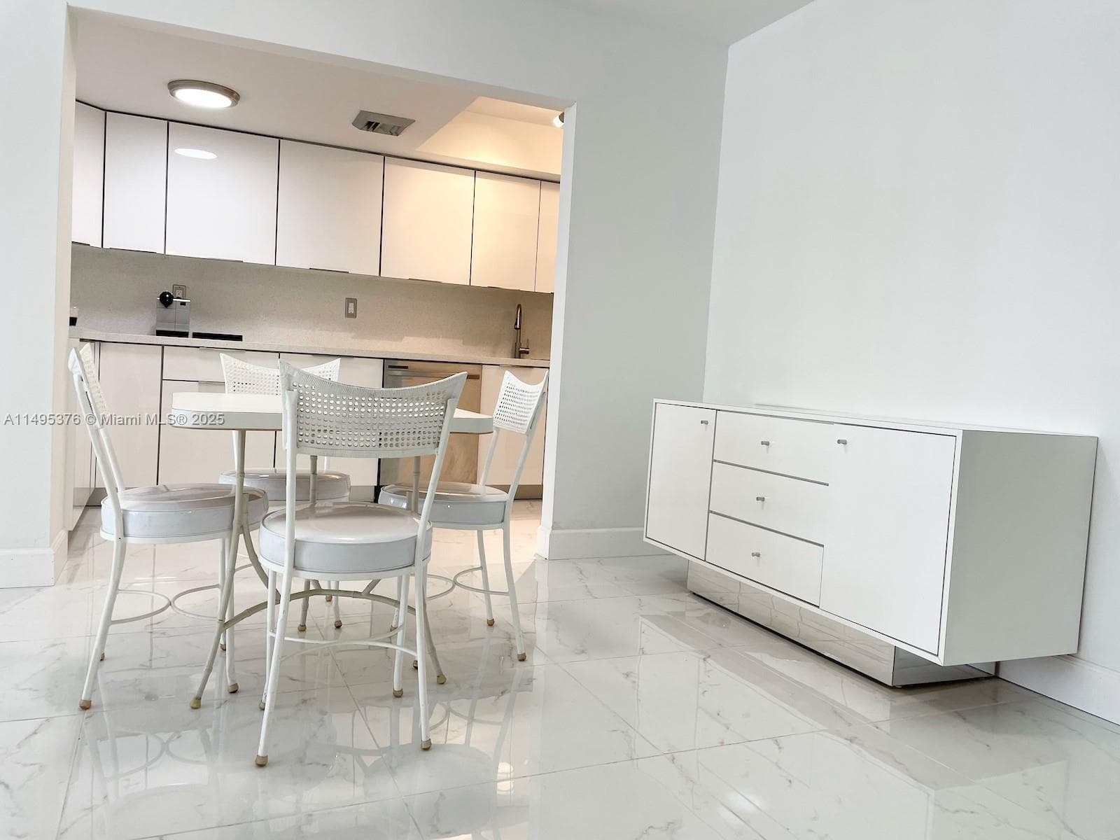 18041 Biscayne Boulv # 502, Aventura FL 33160 — 24
