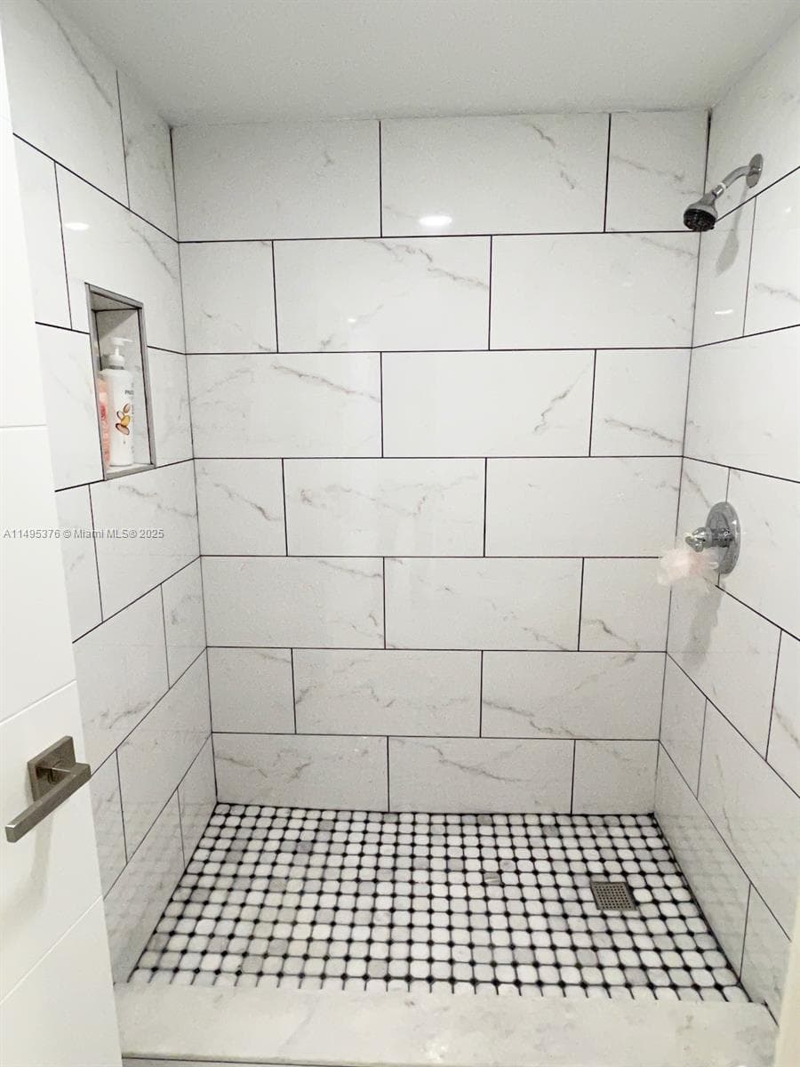 18041 Biscayne Boulv # 502, Aventura FL 33160 — 82