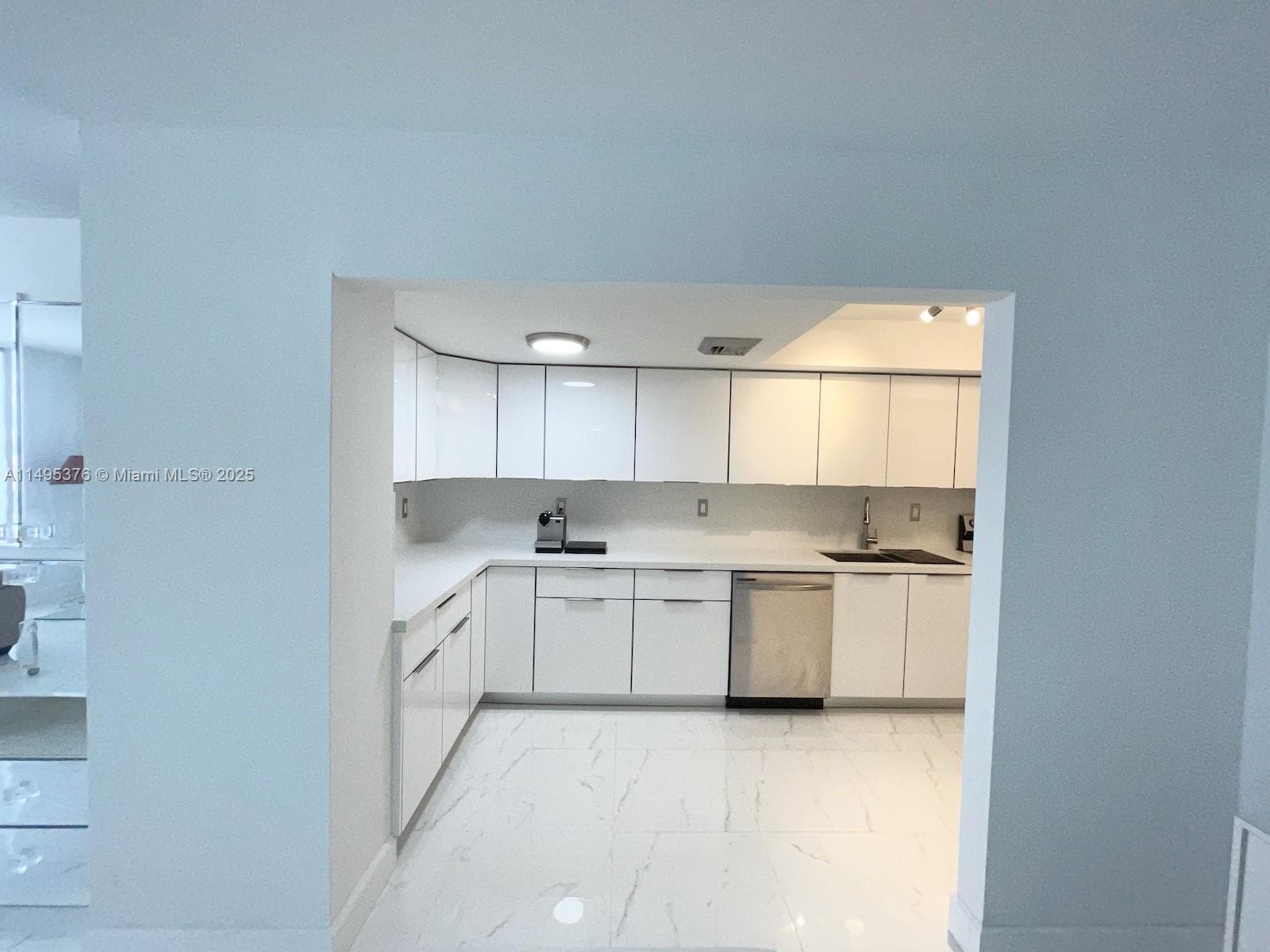 18041 Biscayne Boulv # 502, Aventura FL 33160 — 19