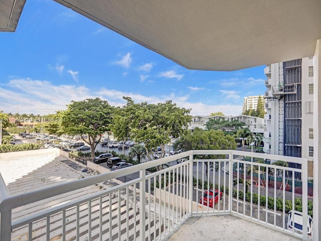 18051 Biscayne Blvd # 304, Aventura FL 33160 — 38