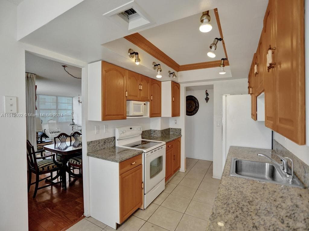 18051 Biscayne Blvd # 304, Aventura FL 33160 — 18