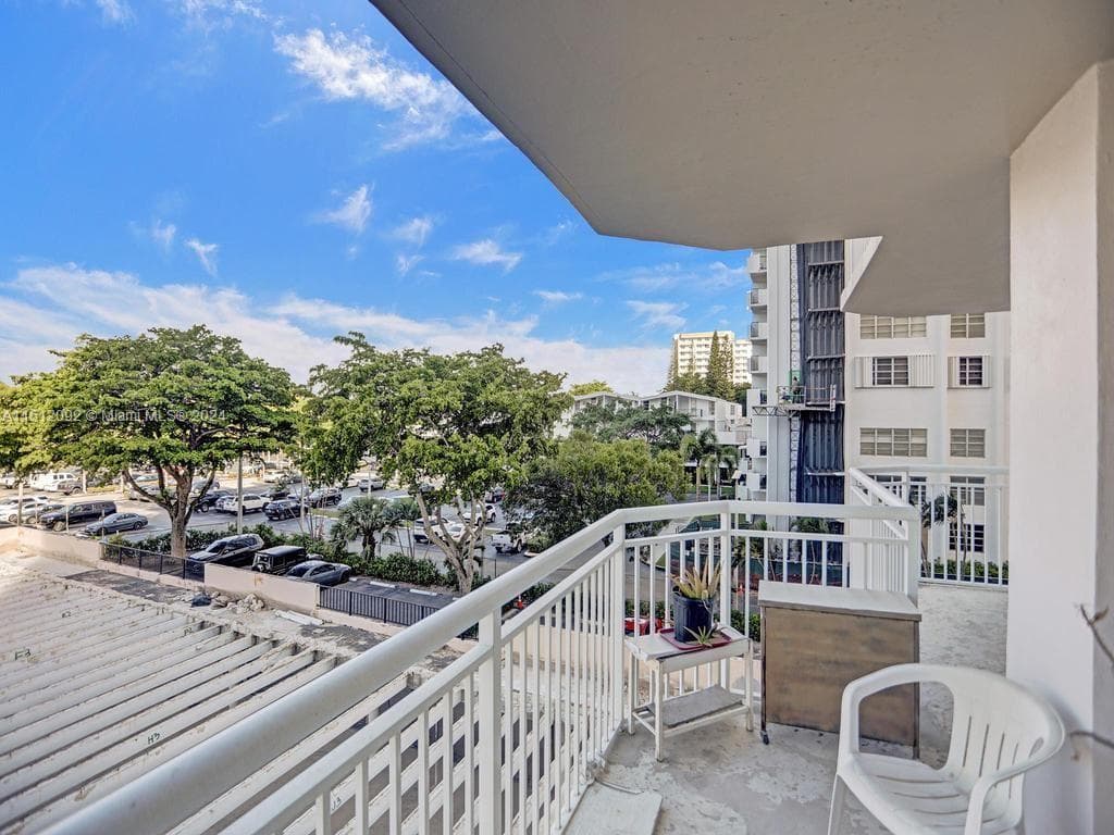 18051 Biscayne Blvd # 304, Aventura FL 33160 — 40