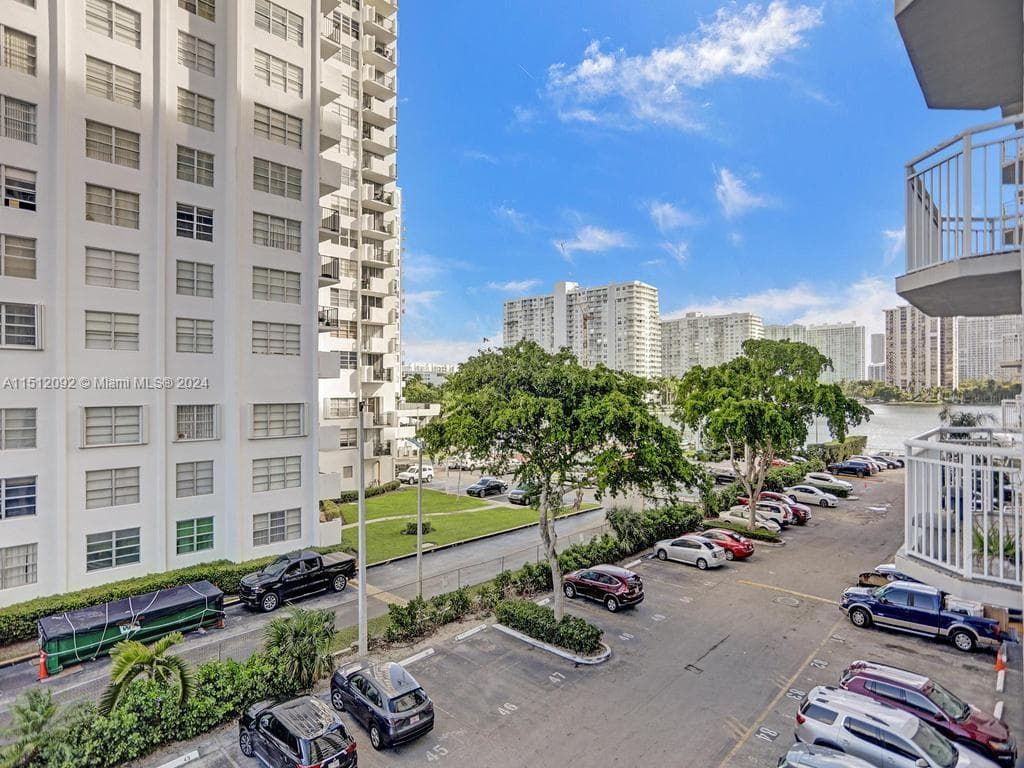 18051 Biscayne Blvd # 304, Aventura FL 33160 — 31