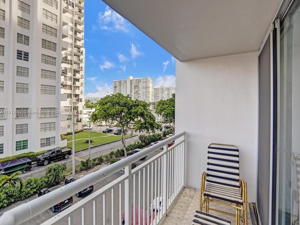 18051 Biscayne Blvd # 304, Aventura FL 33160 — 29