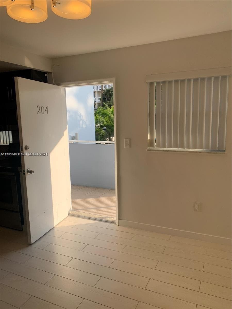947 Lenox Ave # 204, Miami Beach FL 33139 — 17