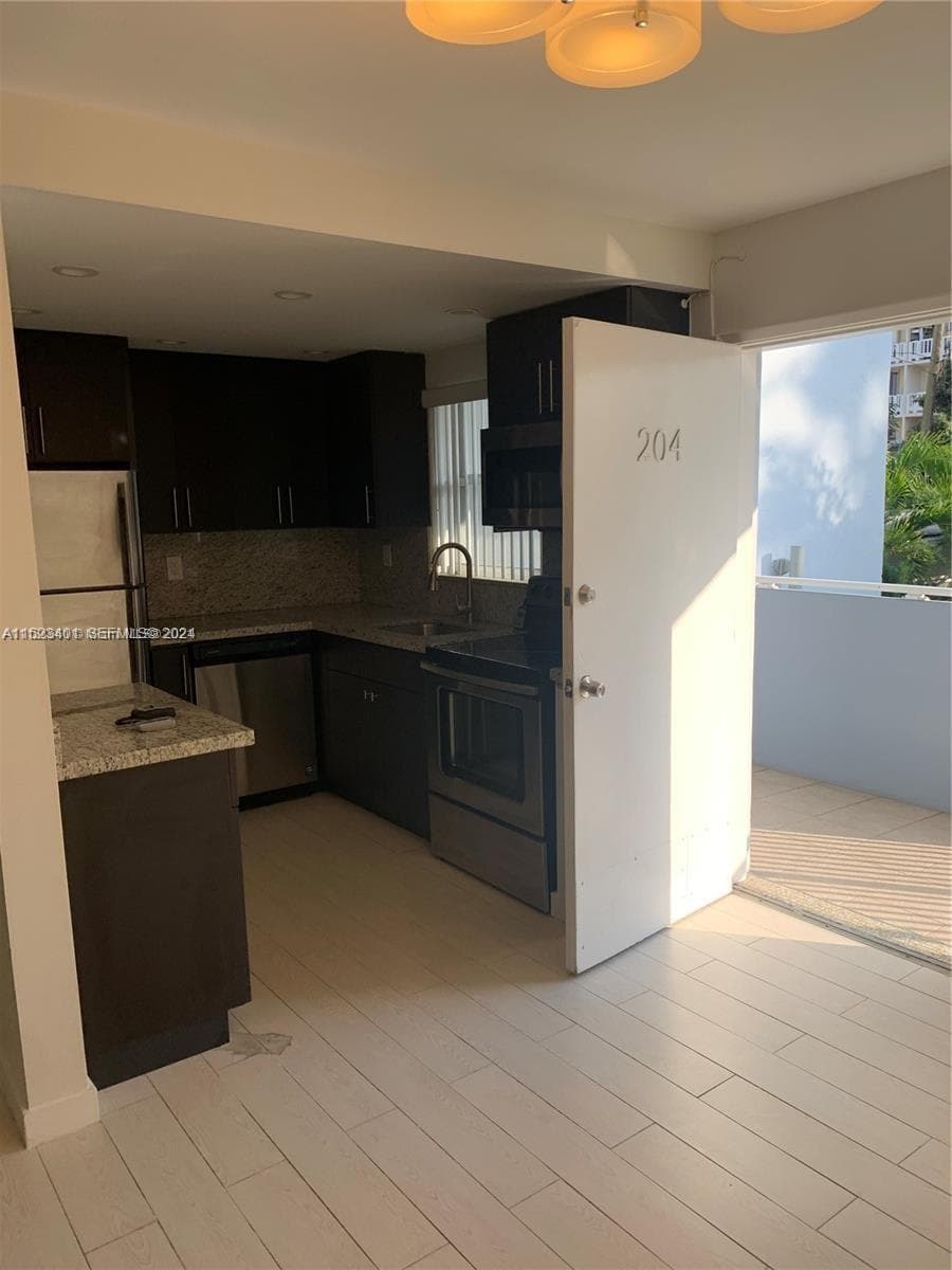 947 Lenox Ave # 204, Miami Beach FL 33139 — 18