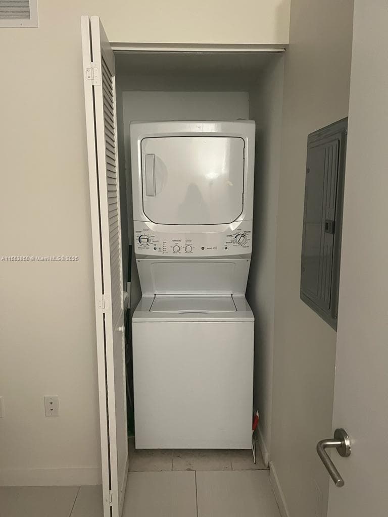 31 SE 6th St # 1606, Miami FL 33131 — 17