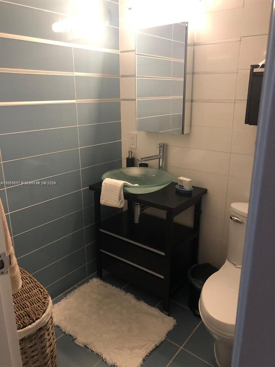 5401 Collins Ave # 410, Miami Beach FL 33140 — 17