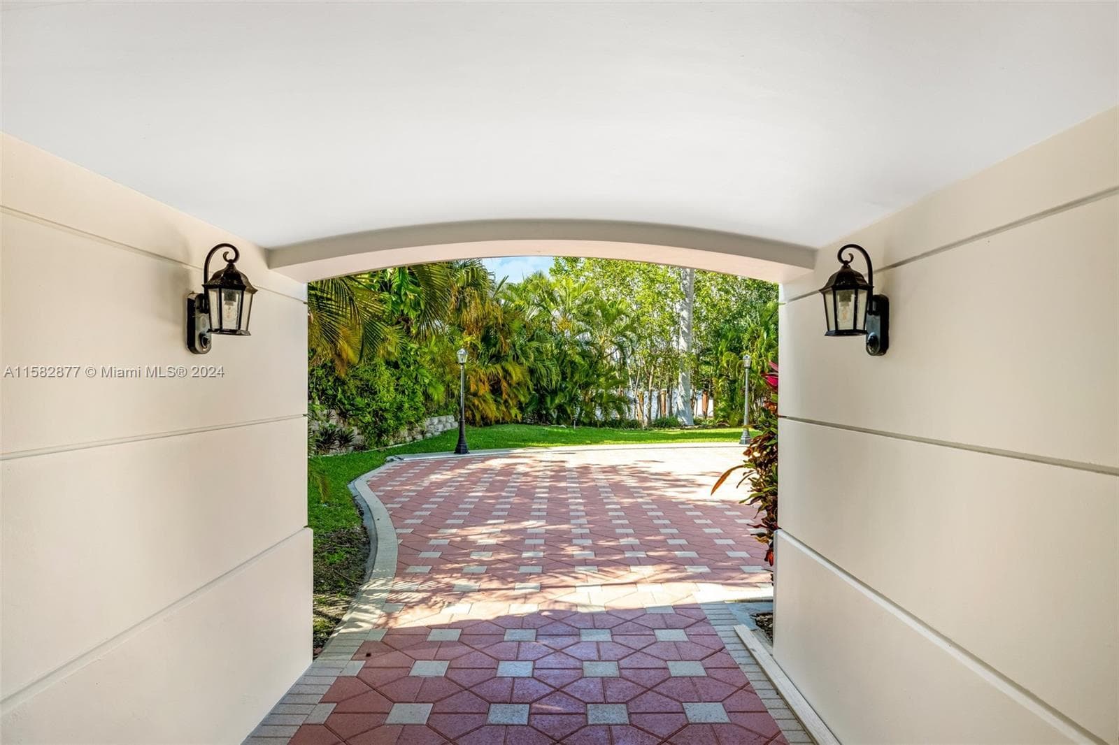 431 Costanera Rd, Coral Gables FL 33143 — 27